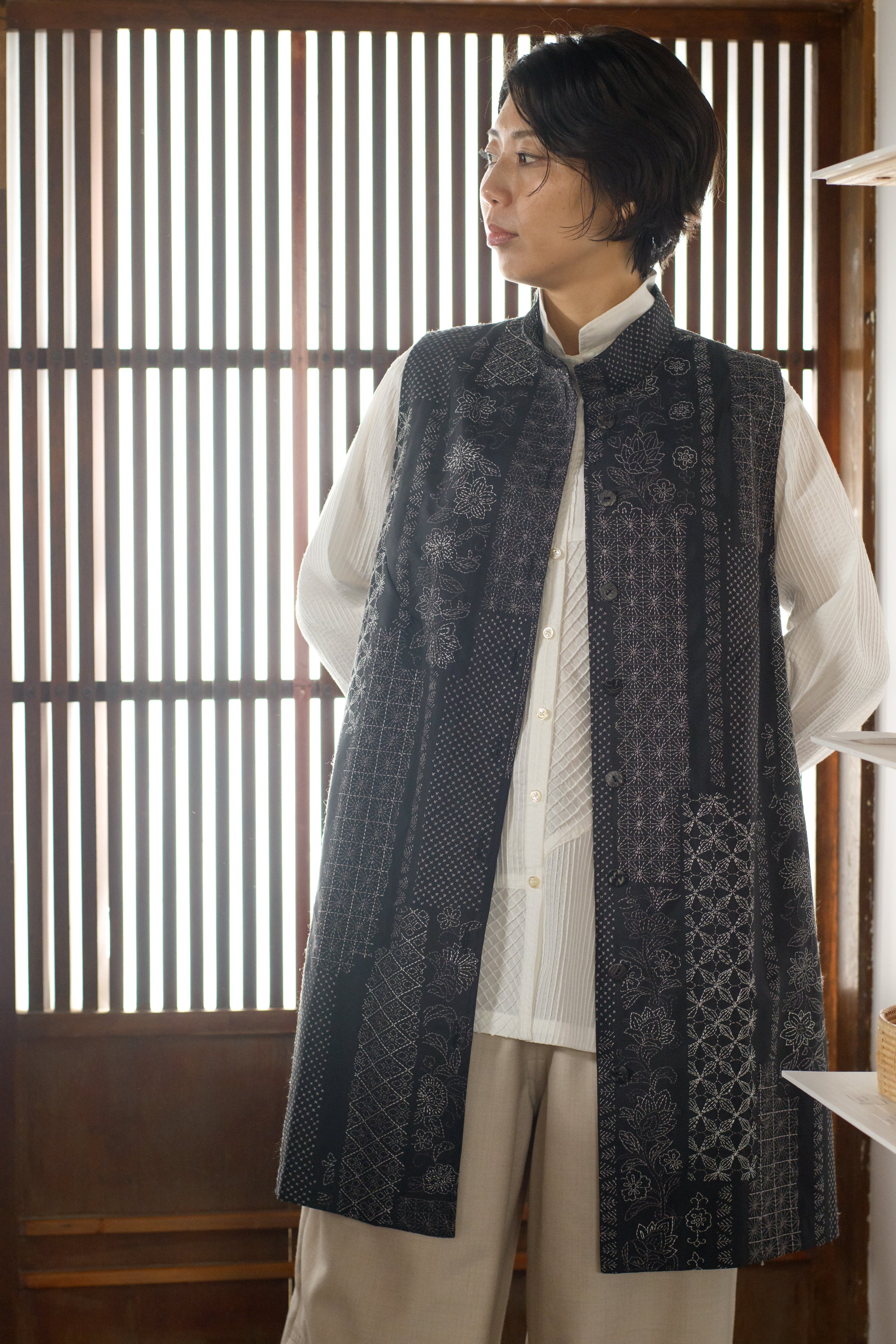 更紗刺繍本場大島紬ロングベスト2 | ムー・ジュ ムナカタ