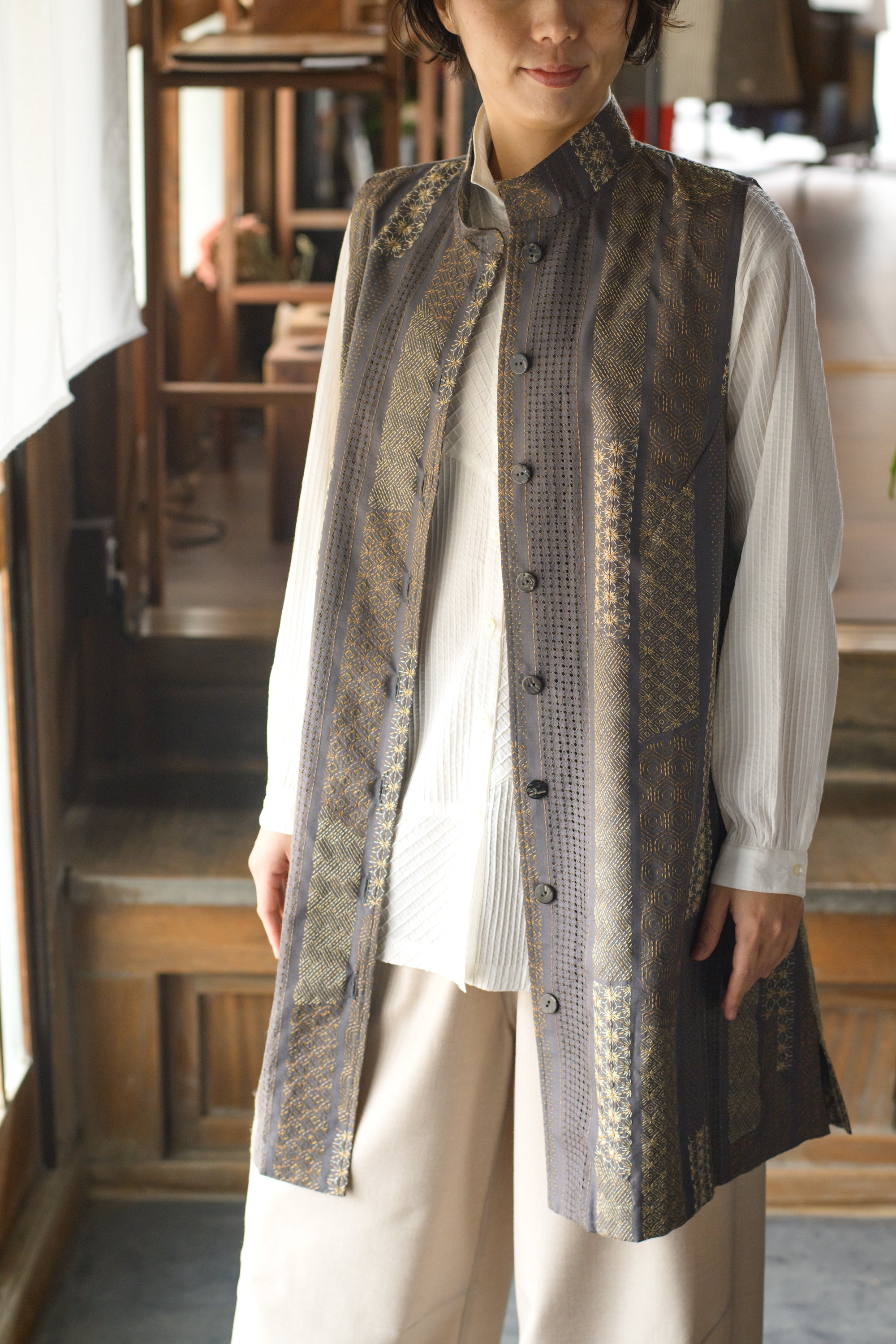 更紗刺繍本場大島紬ロングベスト1 | ムー・ジュ ムナカタ