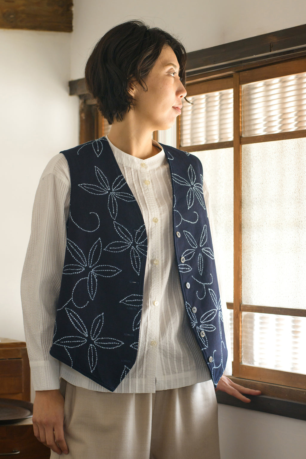 Indigo-dyed sashiko reversible vest