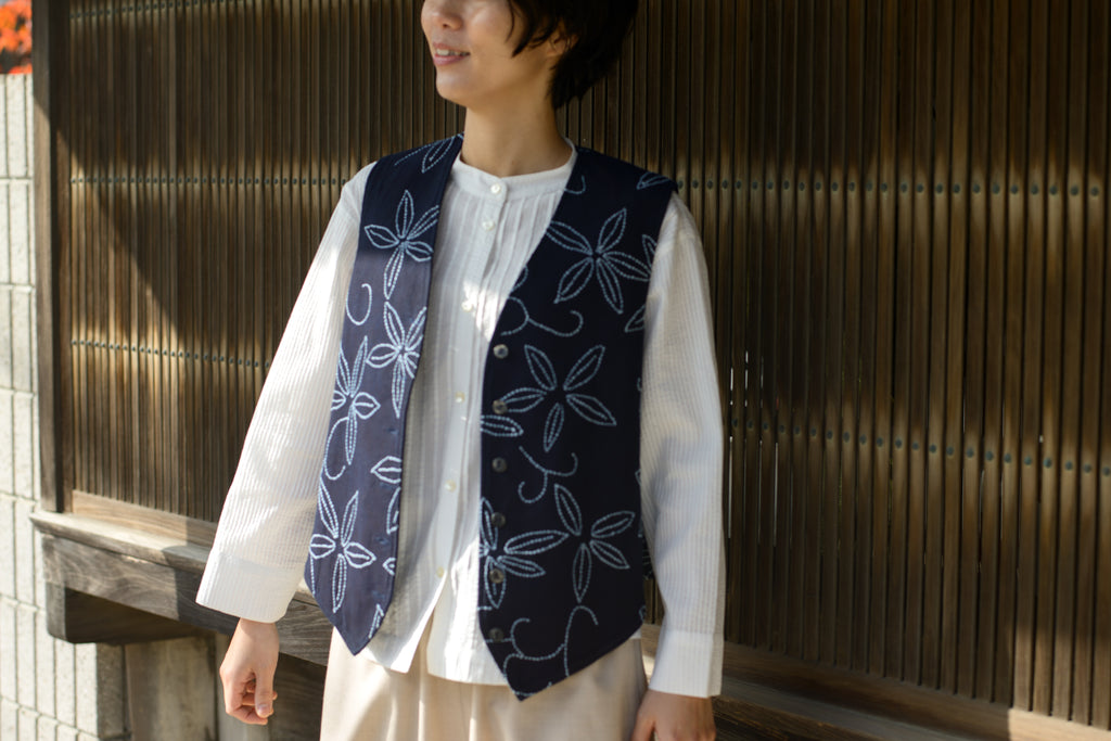 Indigo-dyed sashiko reversible vest
