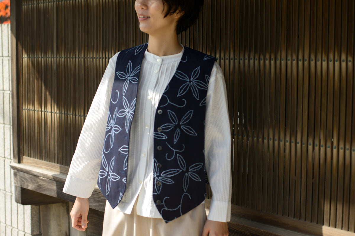 Indigo-dyed sashiko reversible vest