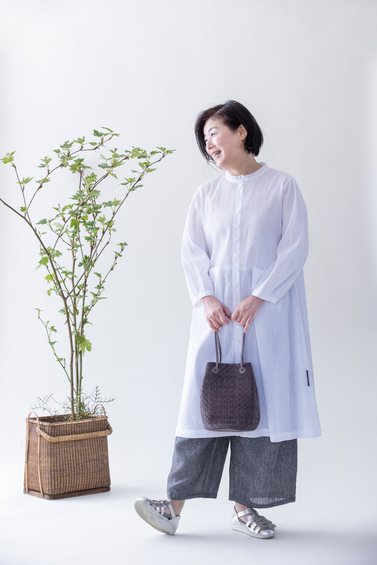 The round shape gives a gentle impression.<br> 2-way shoulder bag