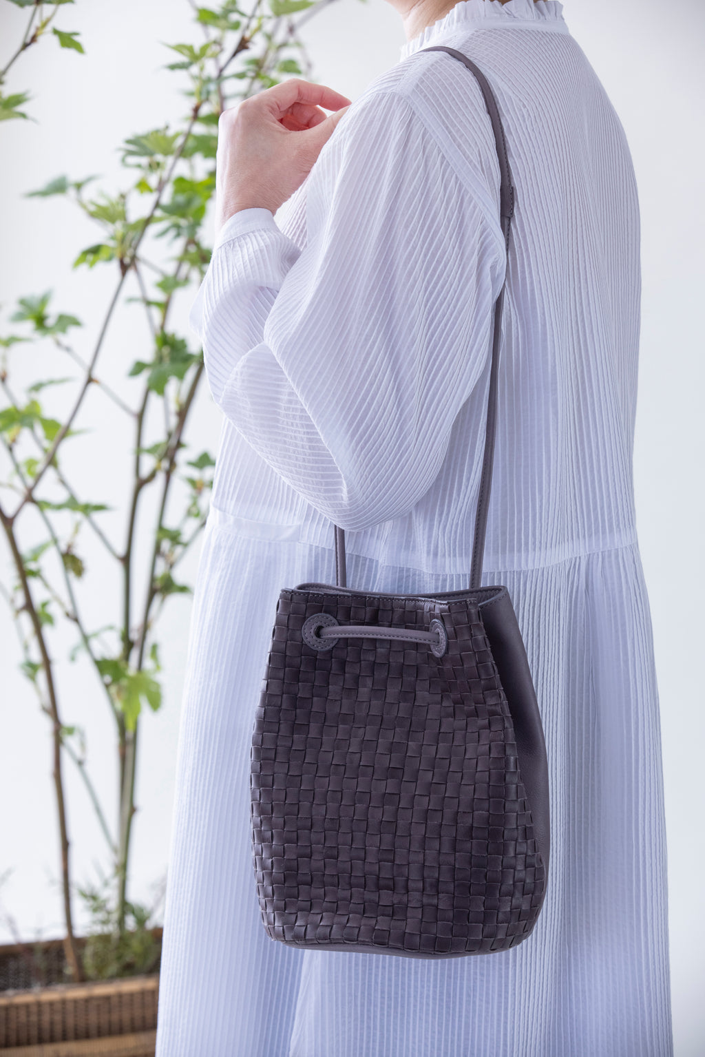 The round shape gives a gentle impression.<br> 2-way shoulder bag