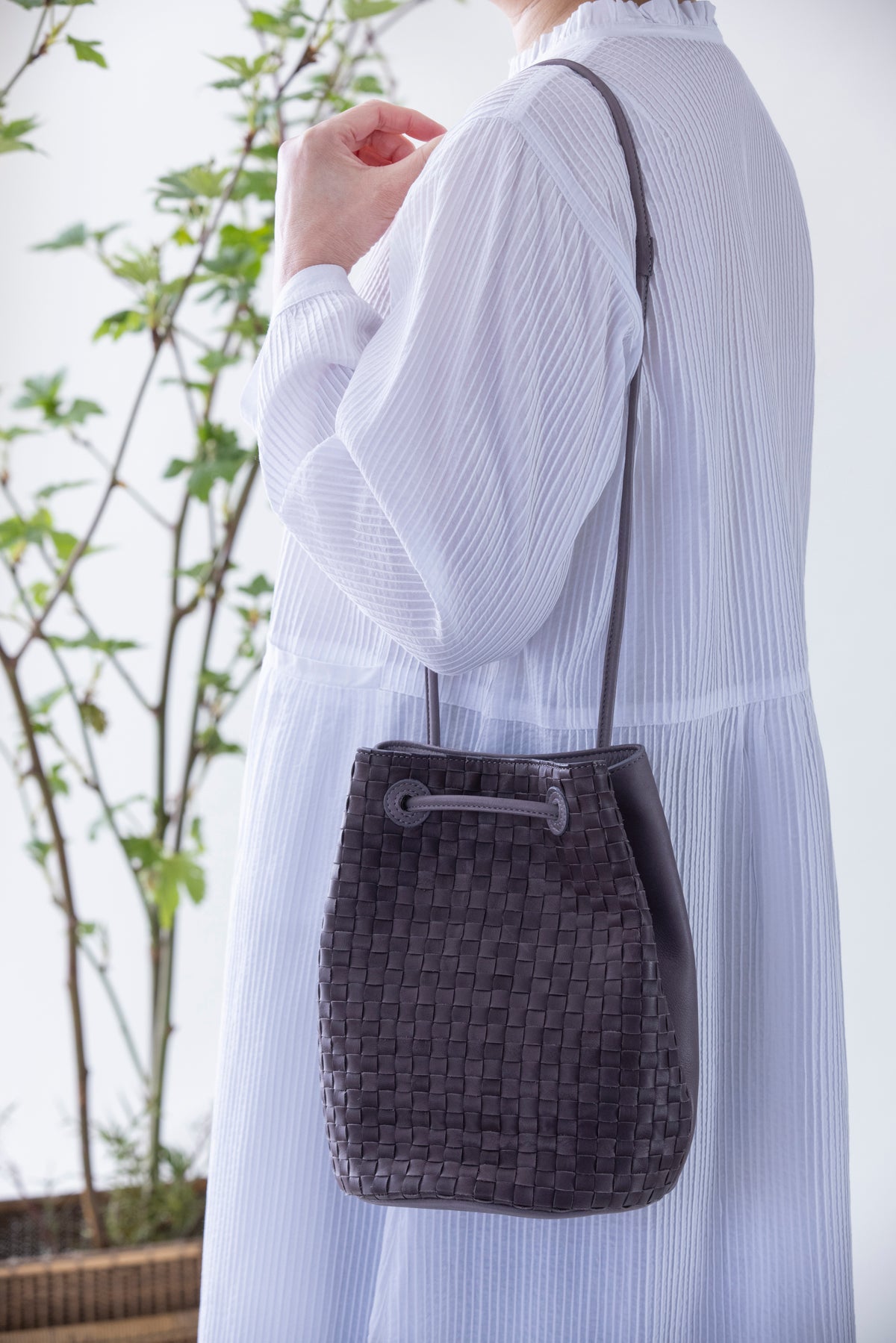 The round shape gives a gentle impression.<br> 2-way shoulder bag