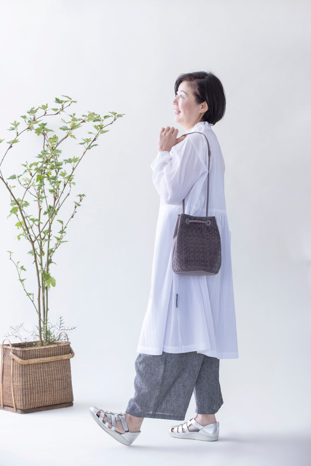 The round shape gives a gentle impression.<br> 2-way shoulder bag