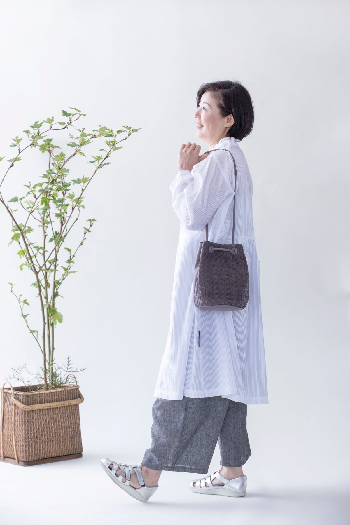 The round shape gives a gentle impression.<br> 2-way shoulder bag
