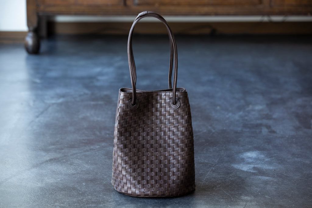 The round shape gives a gentle impression.<br> 2-way shoulder bag