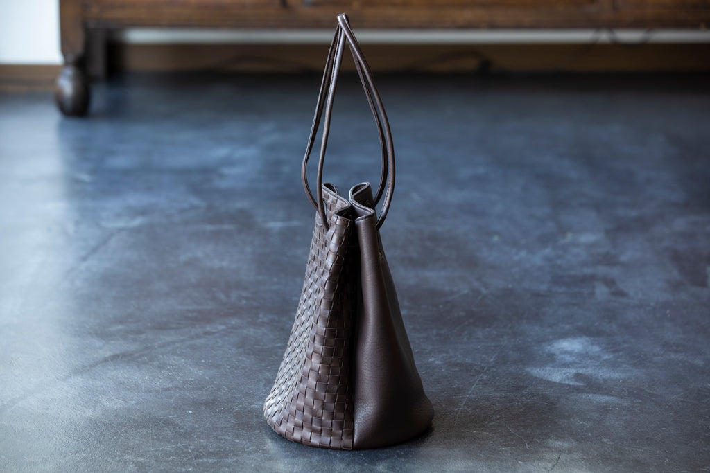 The round shape gives a gentle impression.<br> 2-way shoulder bag