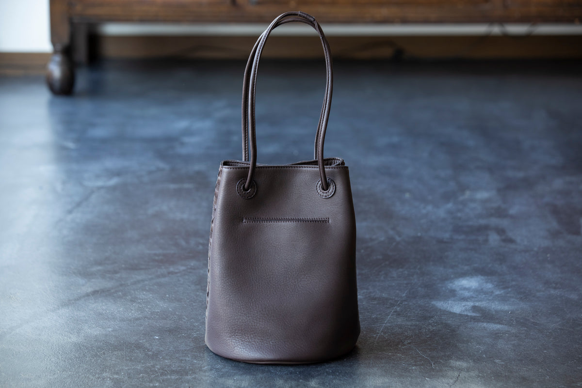 The round shape gives a gentle impression.<br> 2-way shoulder bag