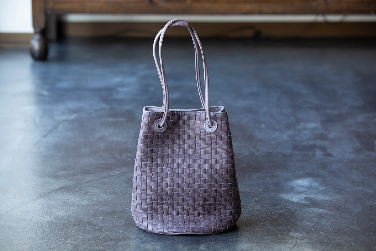 The round shape gives a gentle impression.<br> 2-way shoulder bag