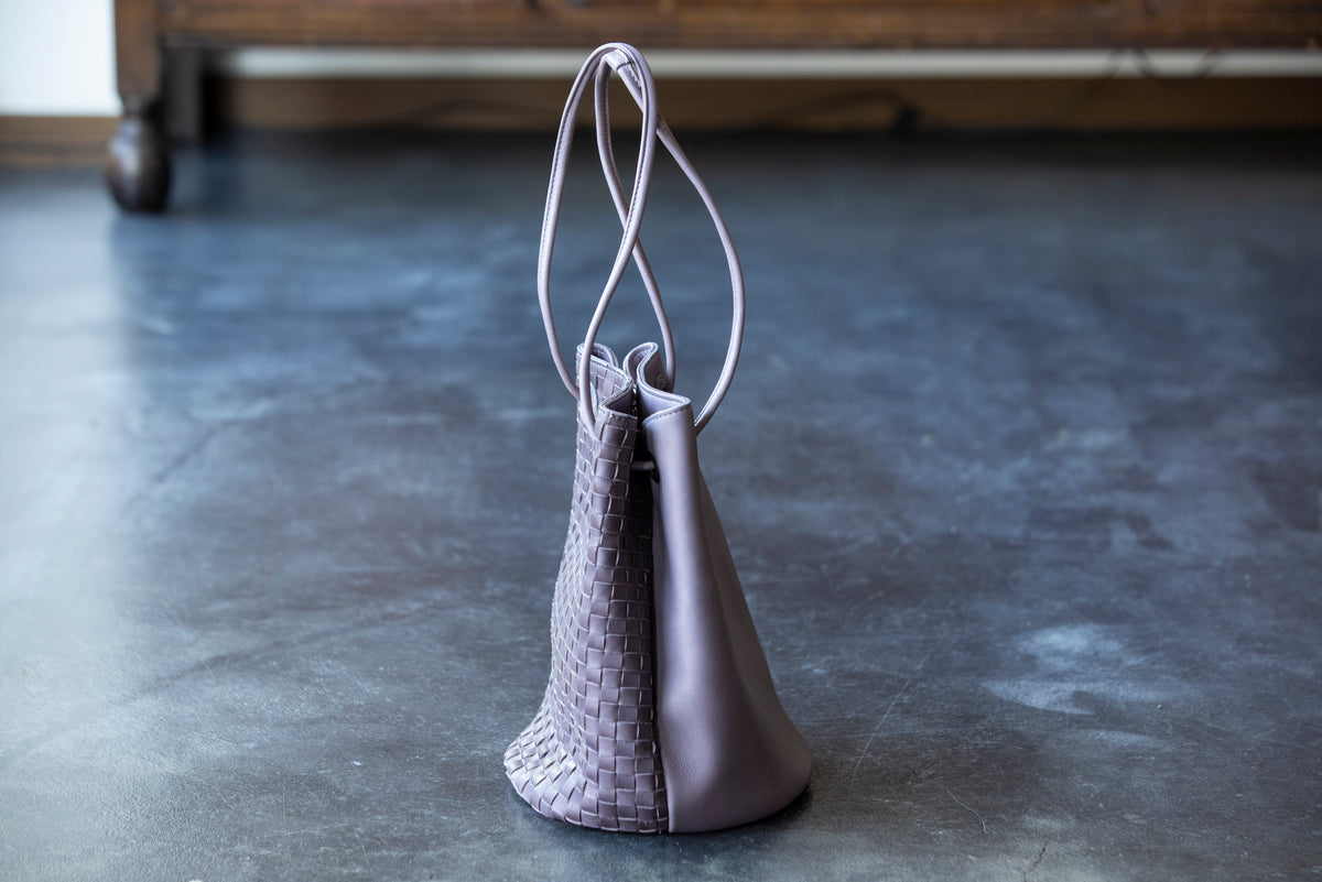 The round shape gives a gentle impression.<br> 2-way shoulder bag