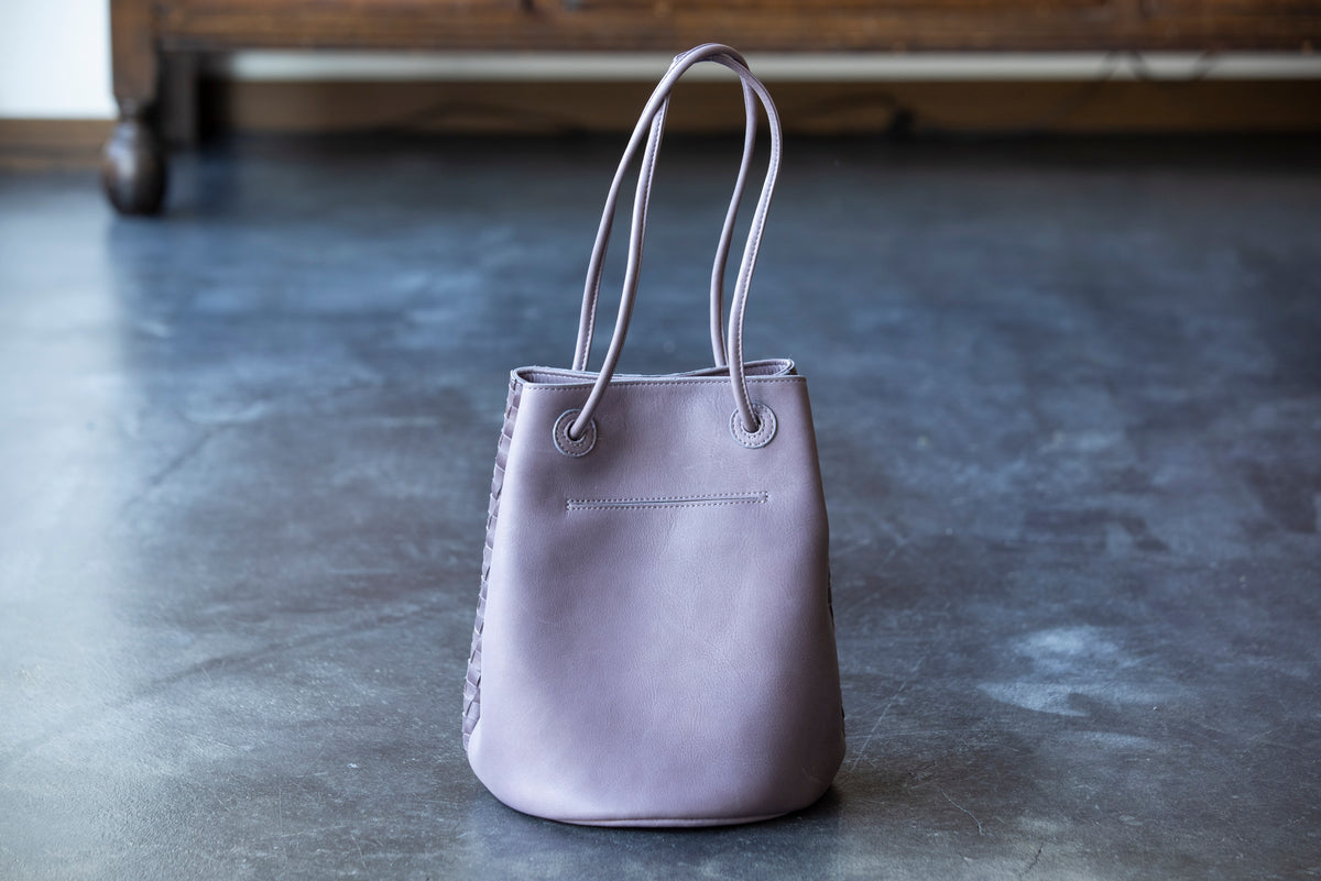 The round shape gives a gentle impression.<br> 2-way shoulder bag