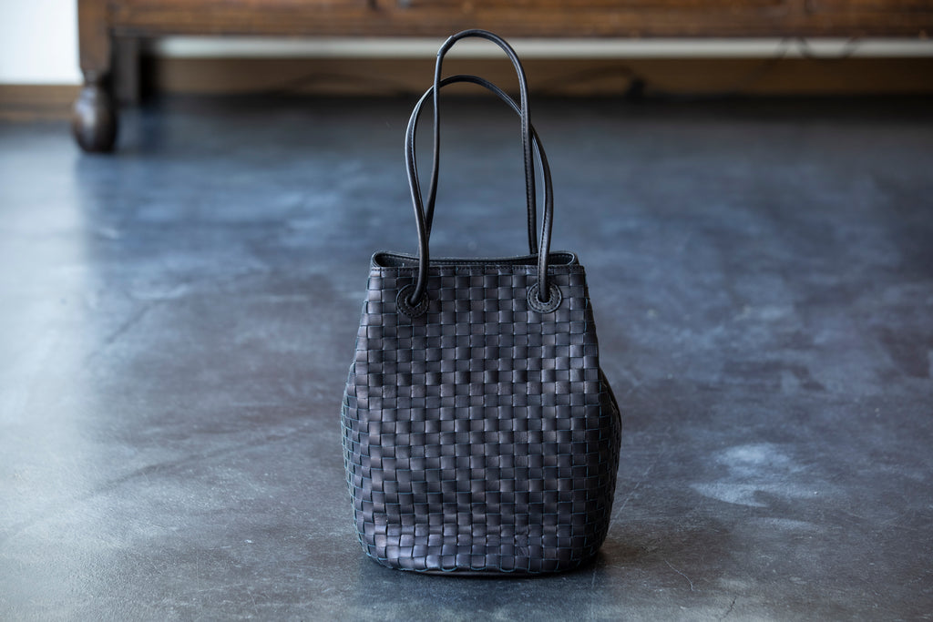 The round shape gives a gentle impression.<br> 2-way shoulder bag