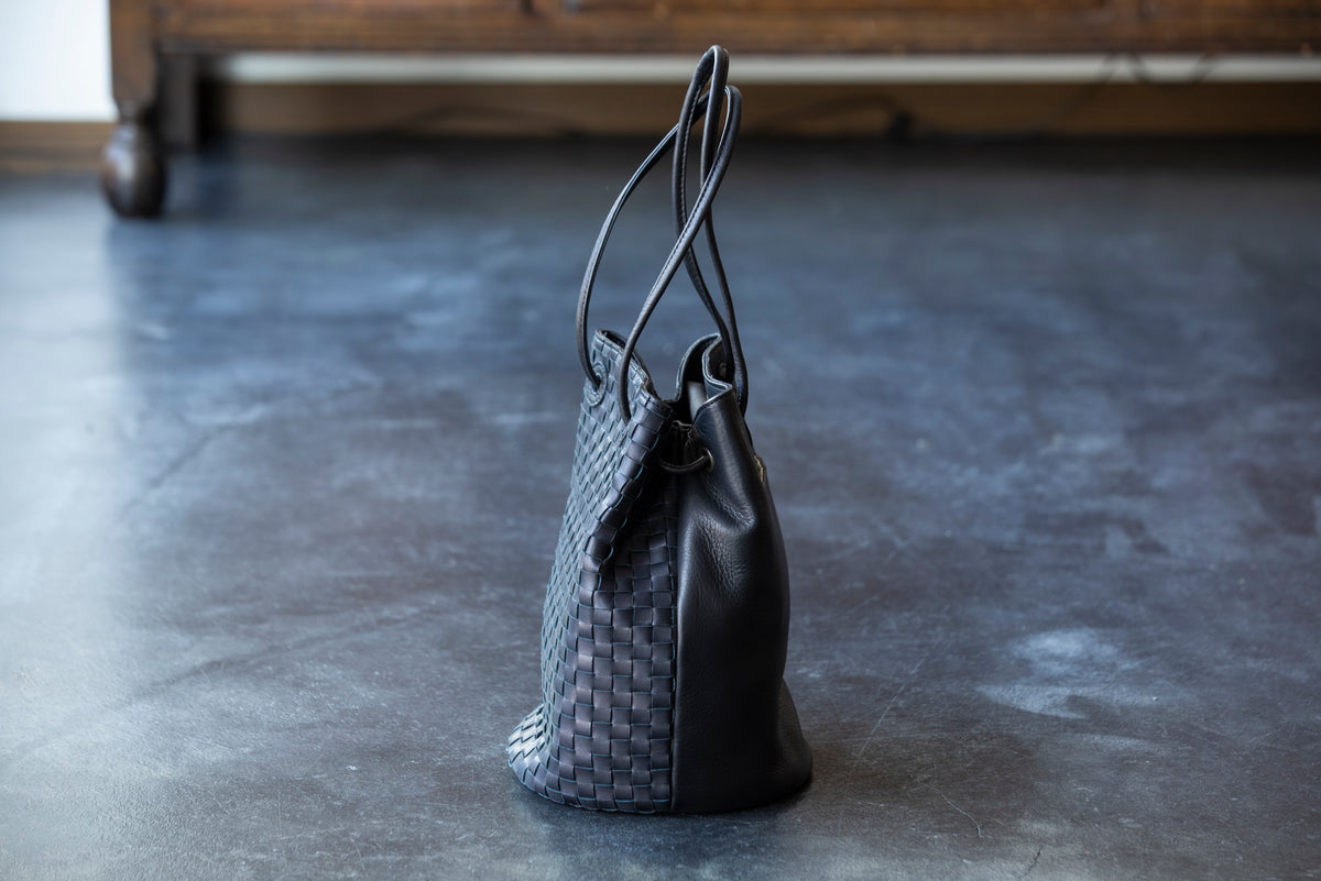 The round shape gives a gentle impression.<br> 2-way shoulder bag