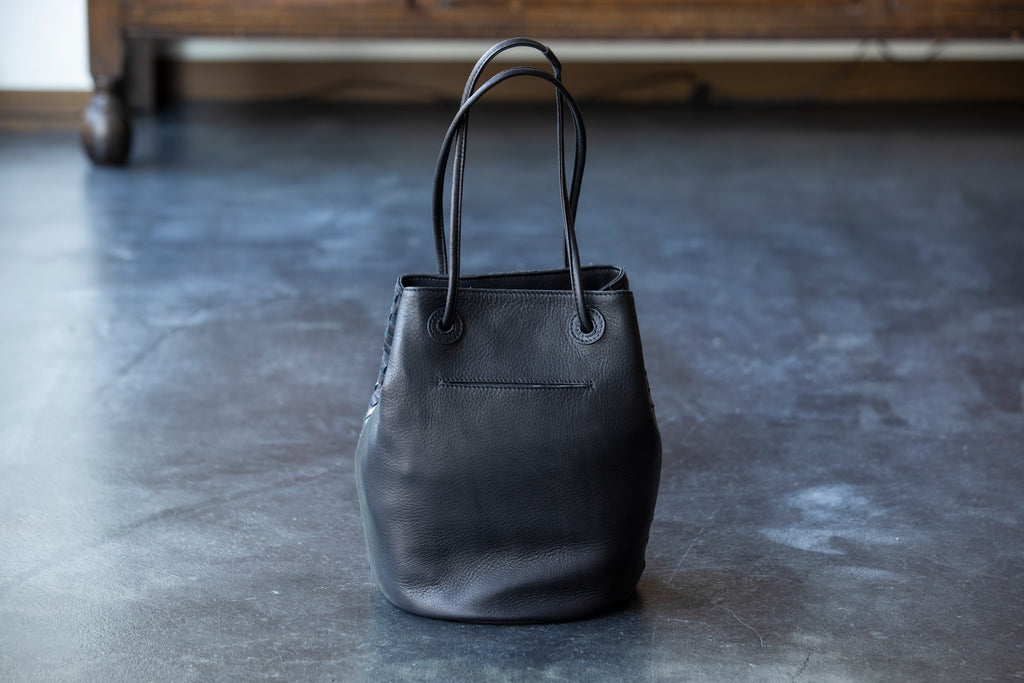 The round shape gives a gentle impression.<br> 2-way shoulder bag