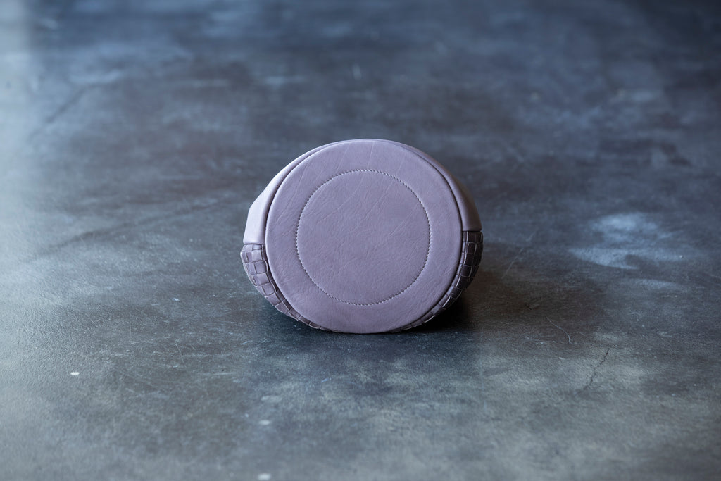 The round shape gives a gentle impression.<br> 2-way shoulder bag