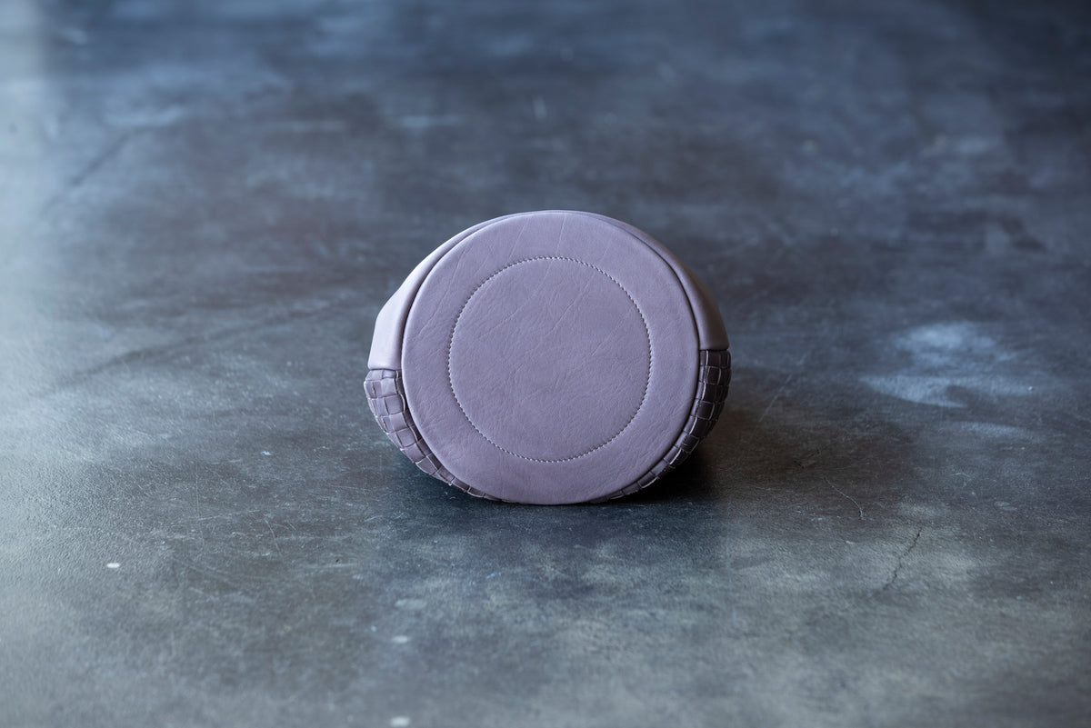 The round shape gives a gentle impression.<br> 2-way shoulder bag