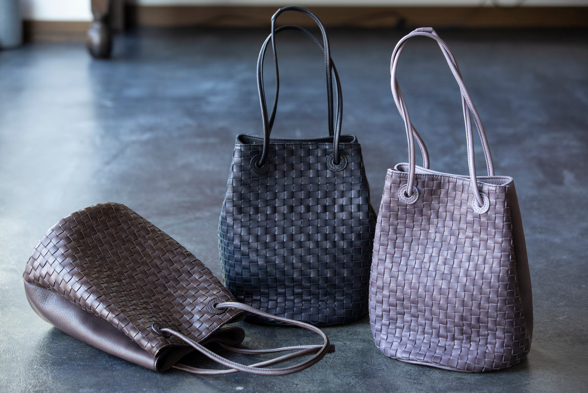 The round shape gives a gentle impression.<br> 2-way shoulder bag