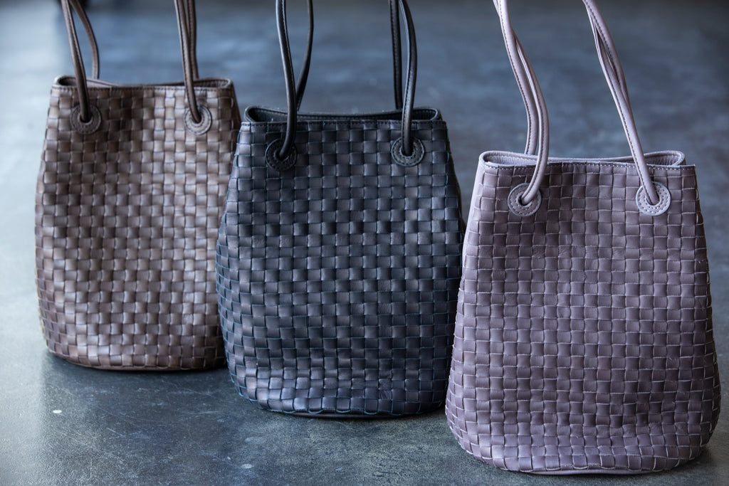 The round shape gives a gentle impression.<br> 2-way shoulder bag
