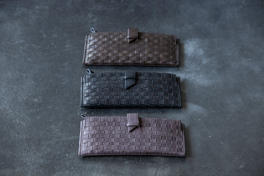 A smart mesh wallet with a thin gusset