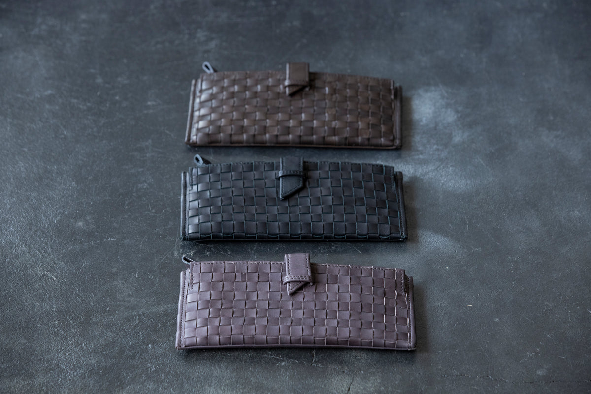A smart mesh wallet with a thin gusset
