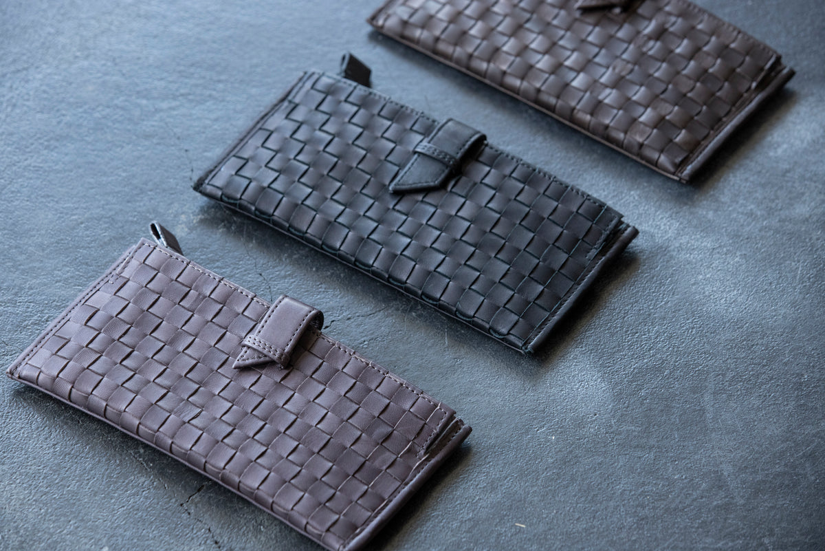 A smart mesh wallet with a thin gusset