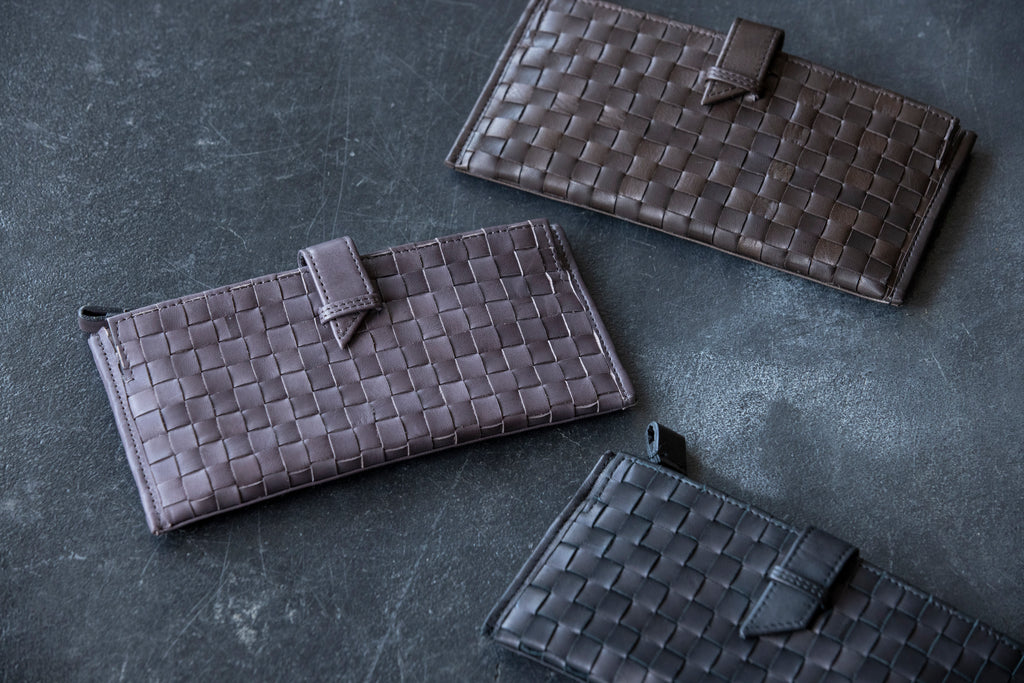 A smart mesh wallet with a thin gusset