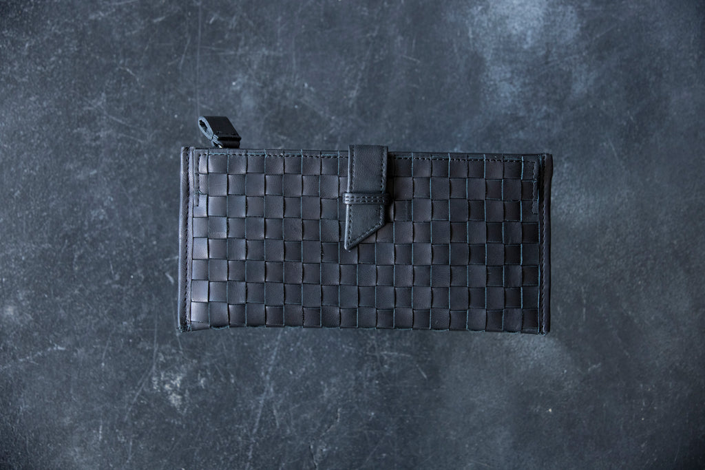 A smart mesh wallet with a thin gusset