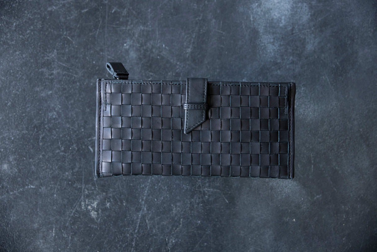 A smart mesh wallet with a thin gusset
