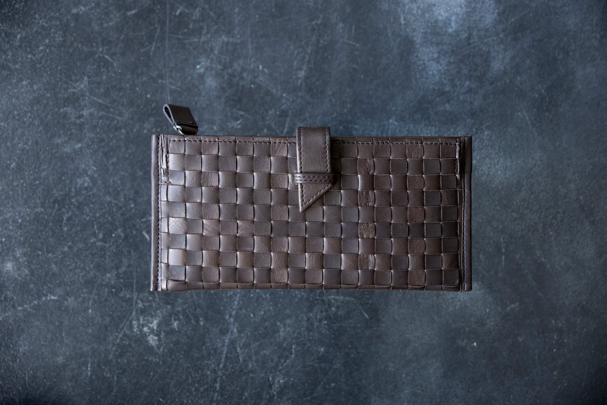 A smart mesh wallet with a thin gusset