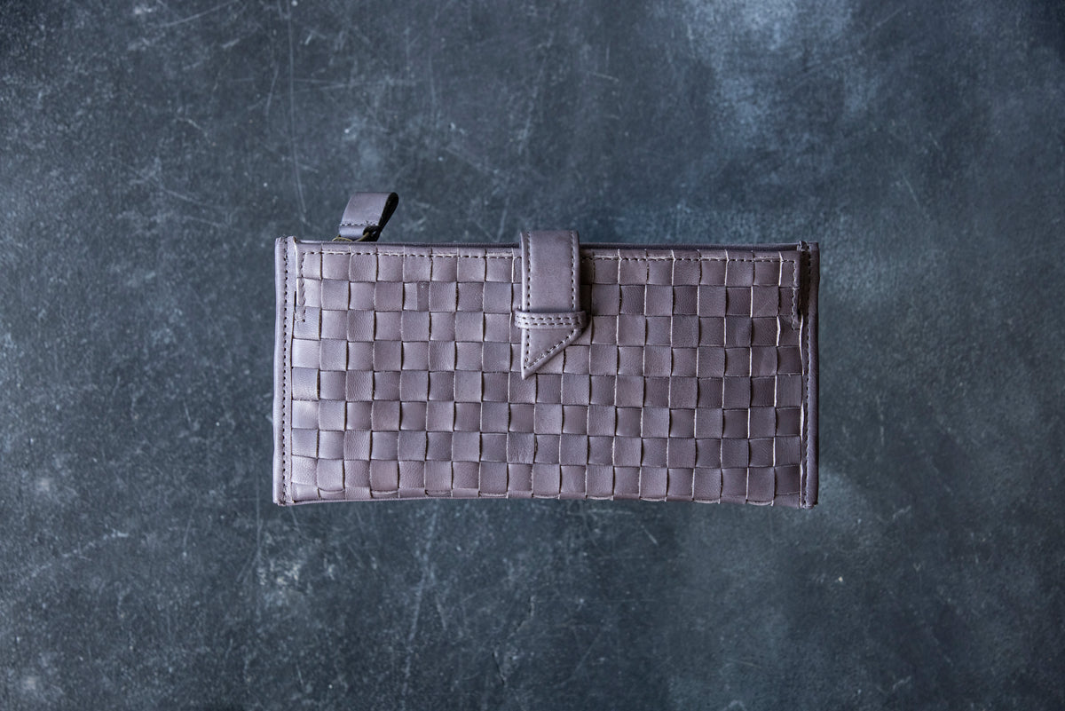 A smart mesh wallet with a thin gusset