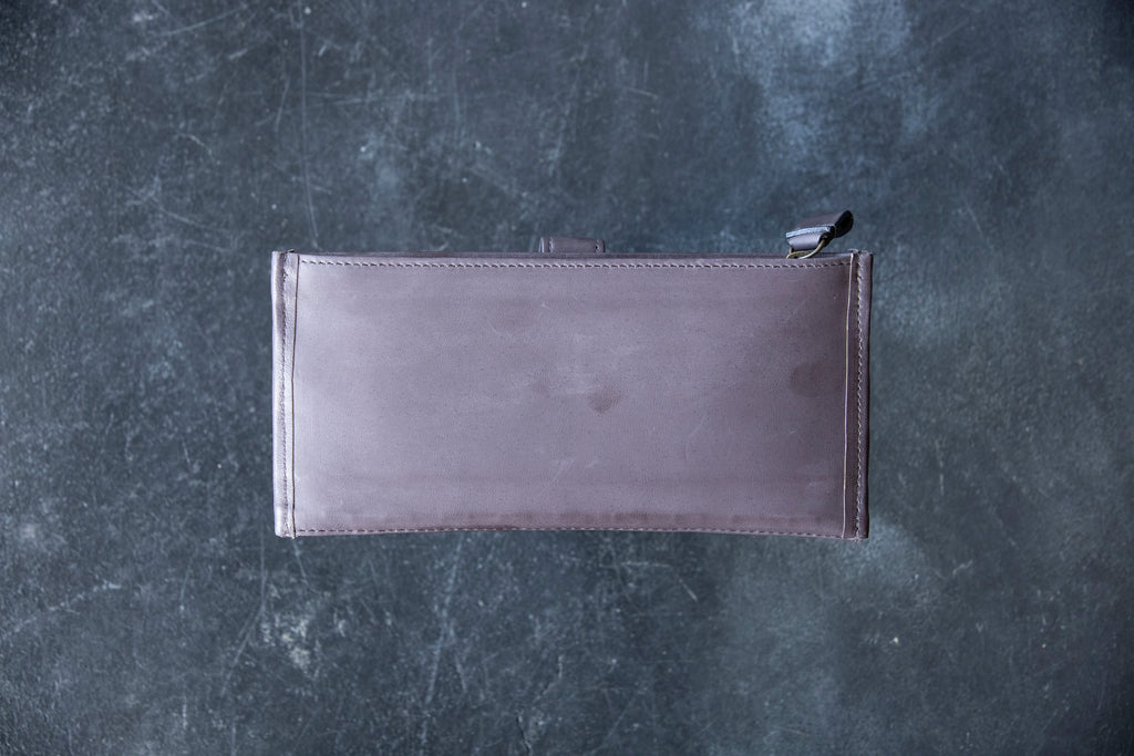 A smart mesh wallet with a thin gusset