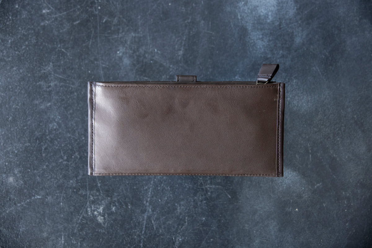 A smart mesh wallet with a thin gusset