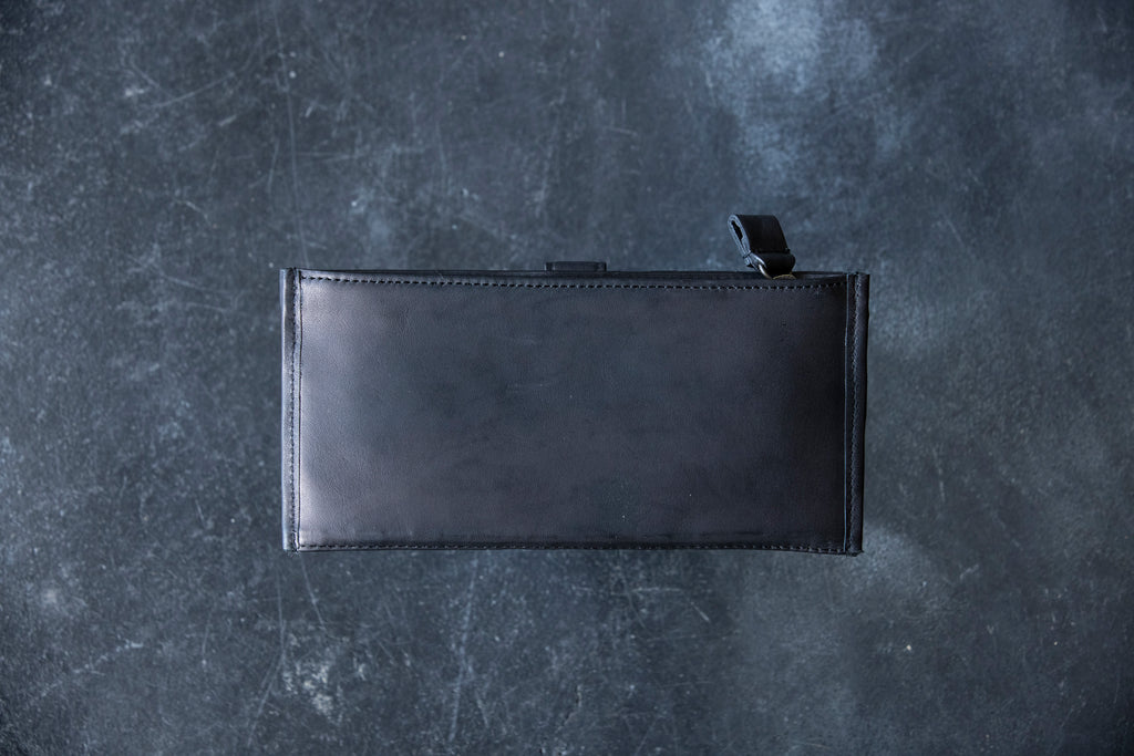 A smart mesh wallet with a thin gusset