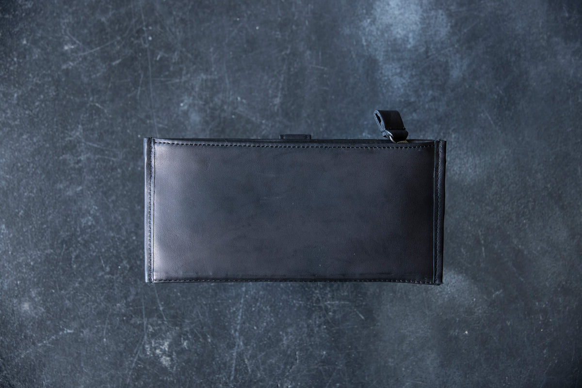 A smart mesh wallet with a thin gusset