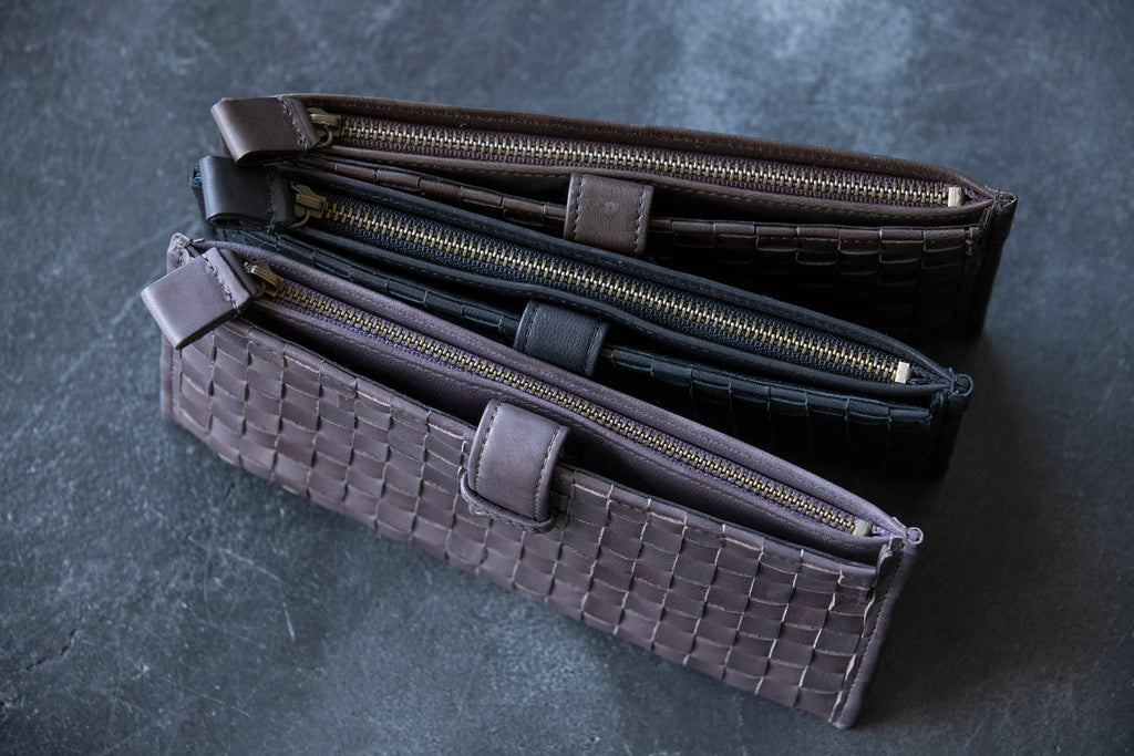 A smart mesh wallet with a thin gusset