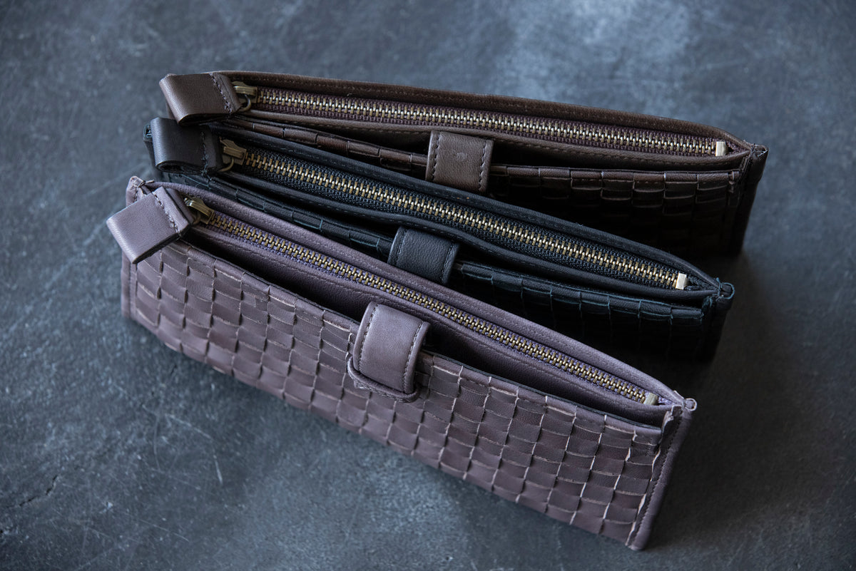 A smart mesh wallet with a thin gusset