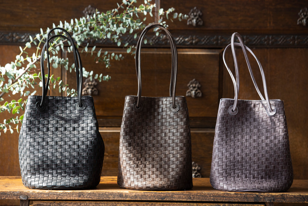 The round shape gives a gentle impression.<br> 2-way shoulder bag