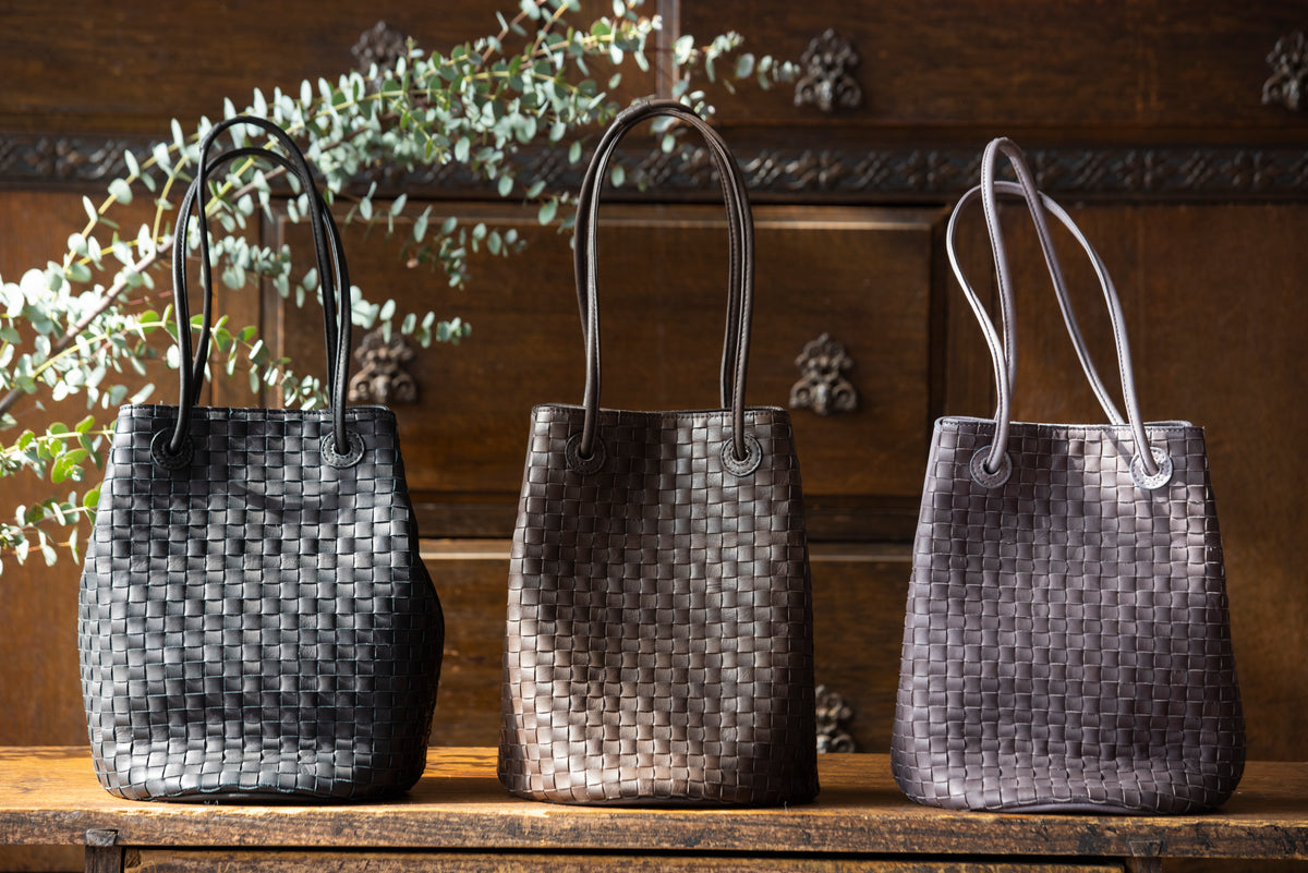 The round shape gives a gentle impression.<br> 2-way shoulder bag