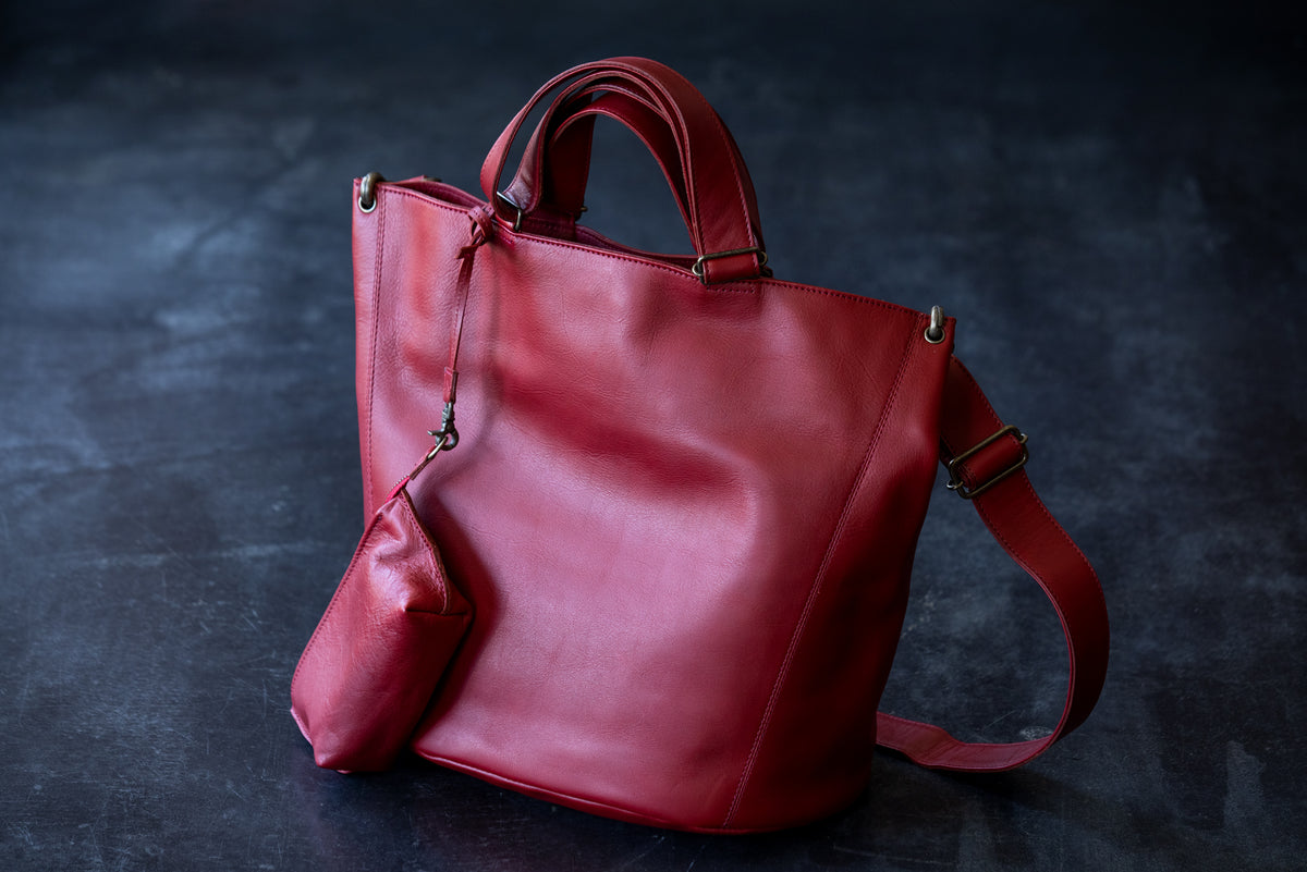 A bucket-shaped bag that becomes softer and shinier the more you use it