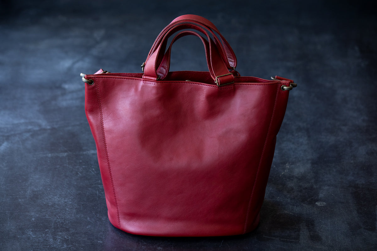 A bucket-shaped bag that becomes softer and shinier the more you use it