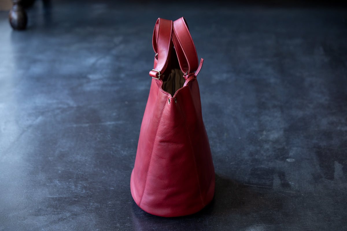 A bucket-shaped bag that becomes softer and shinier the more you use it