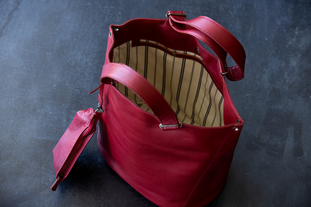 A bucket-shaped bag that becomes softer and shinier the more you use it