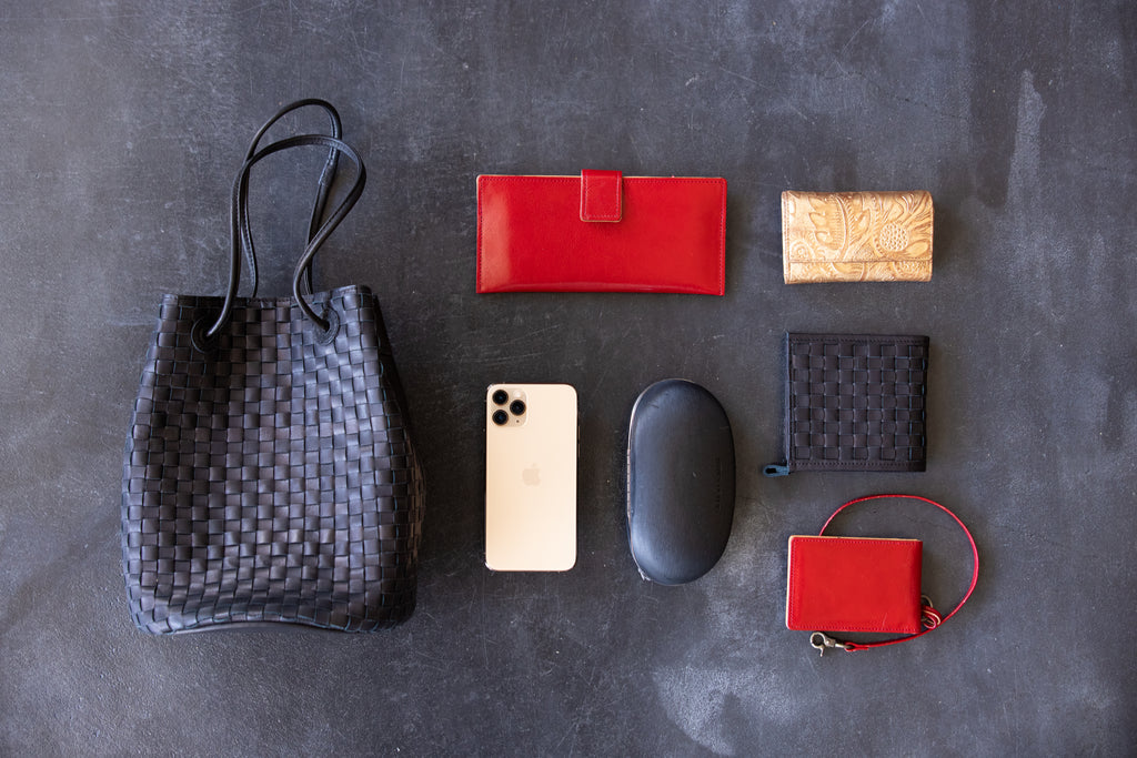 The round shape gives a gentle impression.<br> 2-way shoulder bag