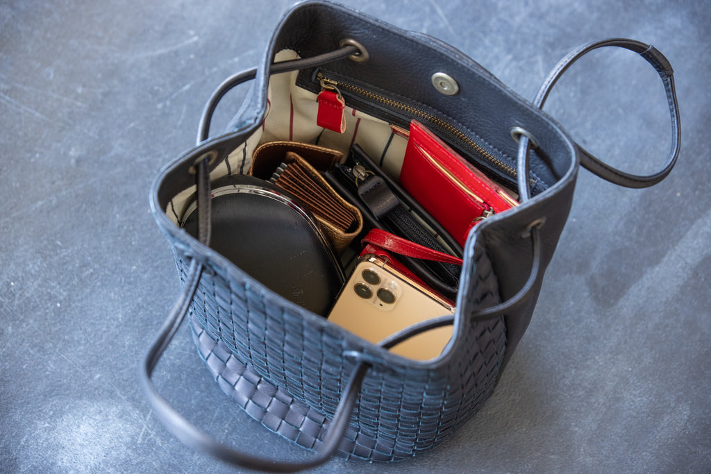The round shape gives a gentle impression.<br> 2-way shoulder bag