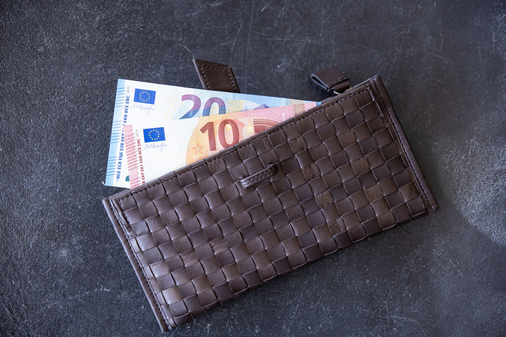 A smart mesh wallet with a thin gusset