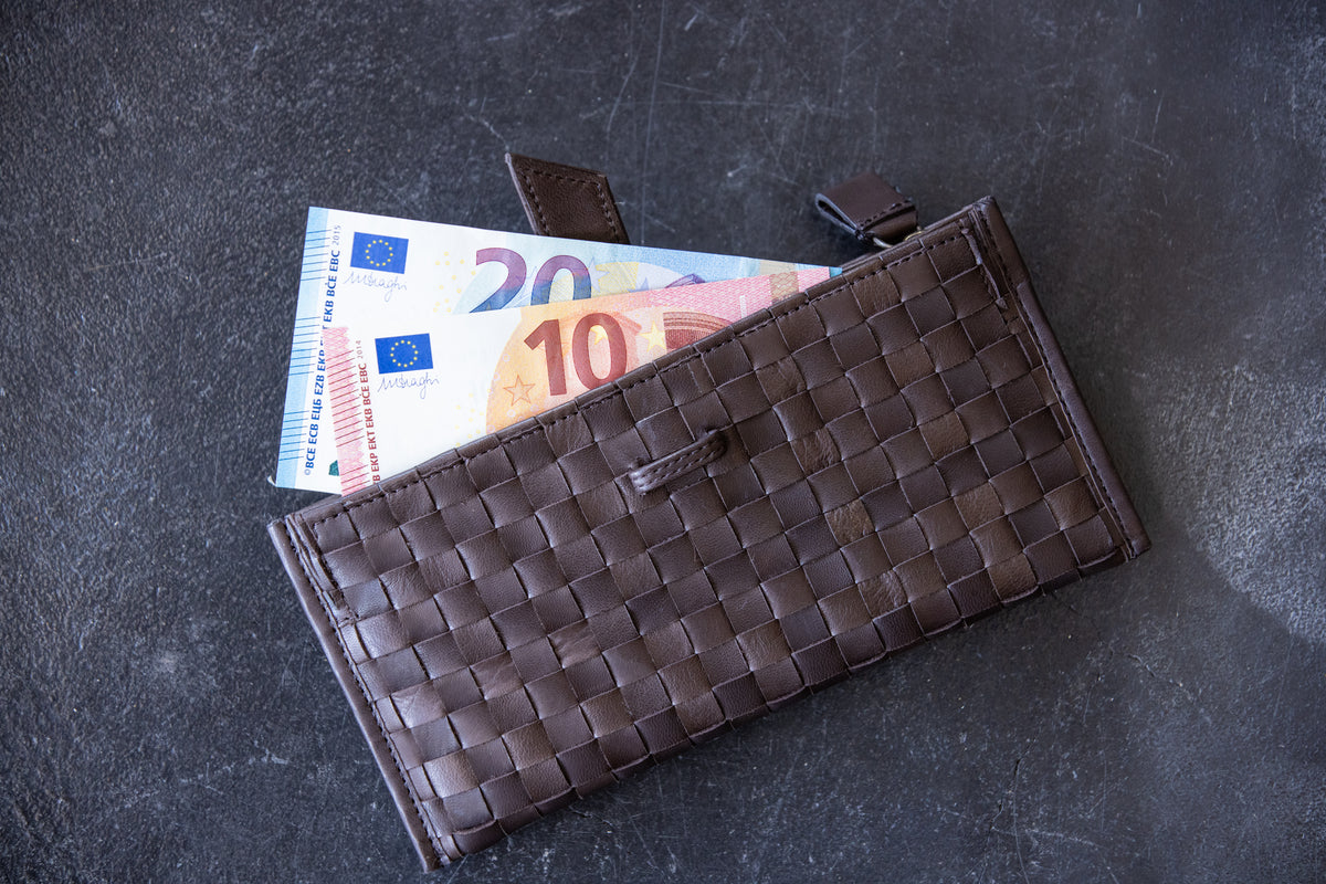 A smart mesh wallet with a thin gusset