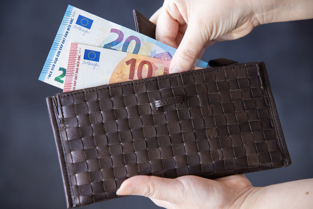 A smart mesh wallet with a thin gusset