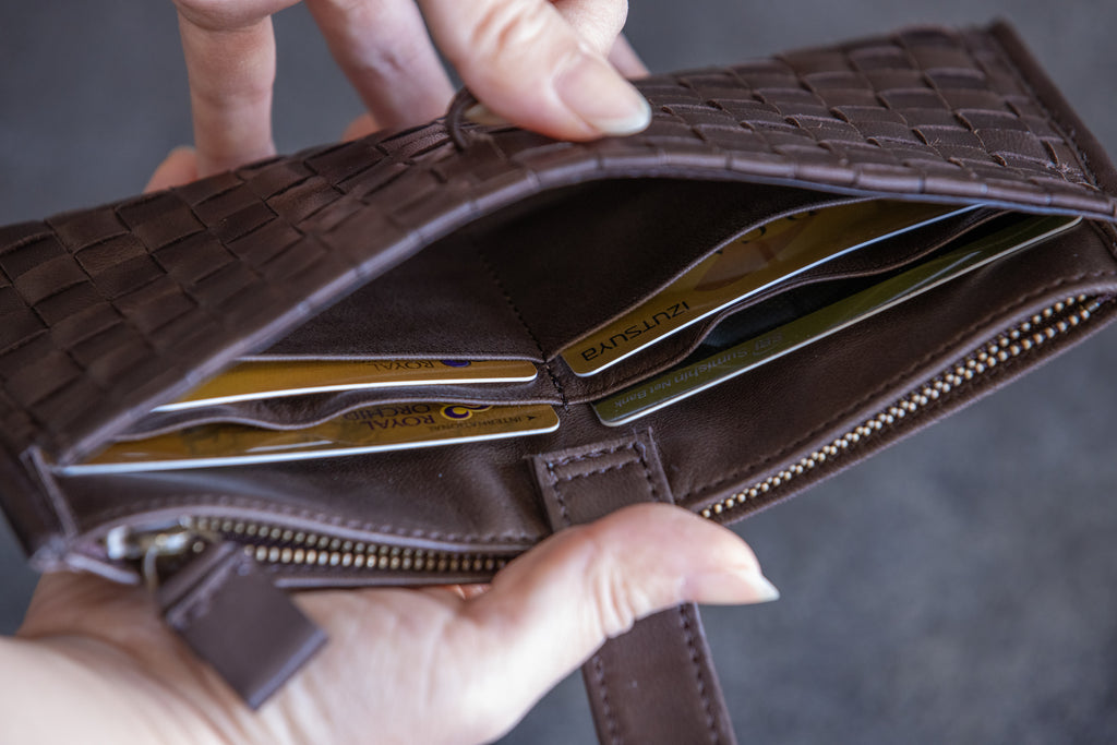 A smart mesh wallet with a thin gusset