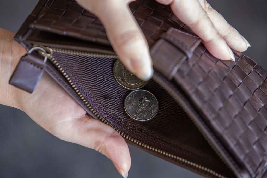 A smart mesh wallet with a thin gusset